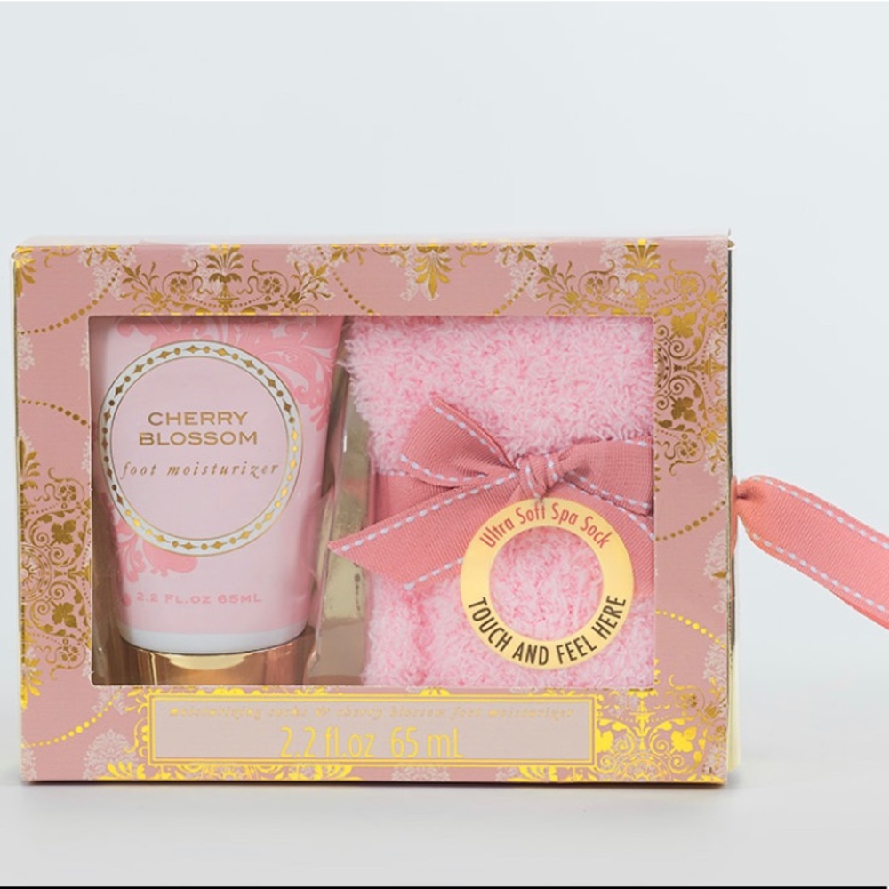 Host pick!🔥2for$25🔥 fuzzy sock/lotion set
